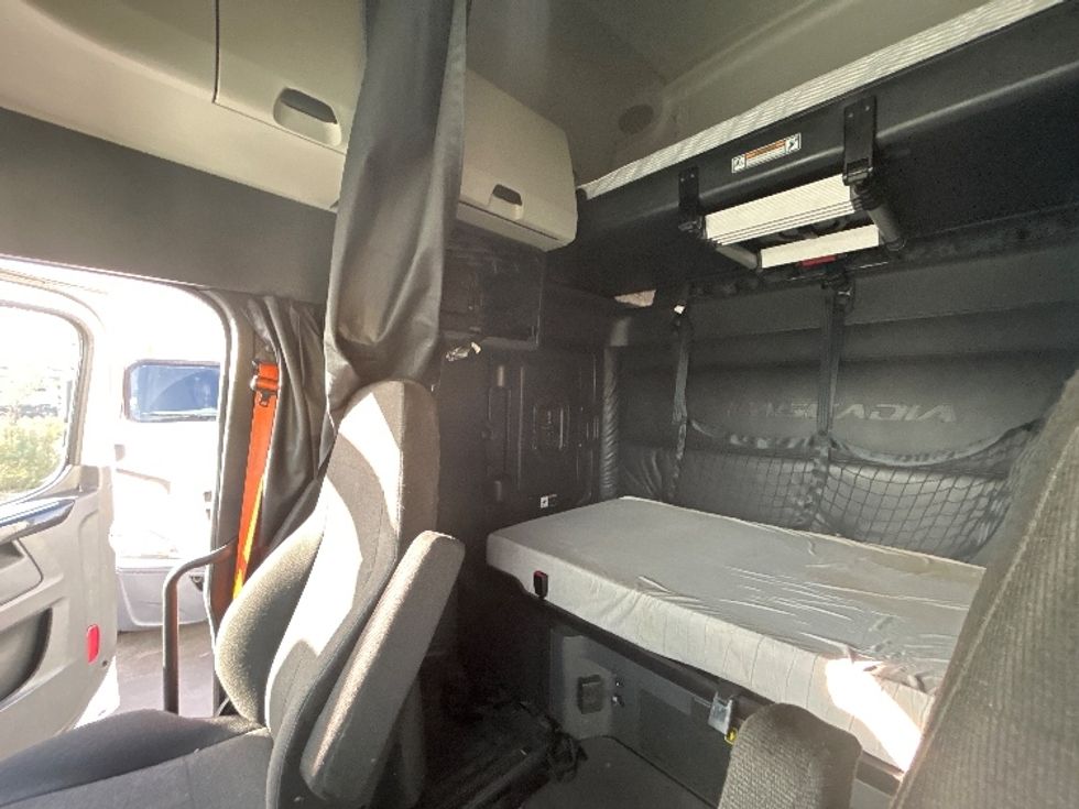 Sleeper Tractor-Heavy Duty Tractors-Freightliner-2023-T12664ST-Fontana-CA-743,064\n\t\tmiles-$ 54,250 - Image 18