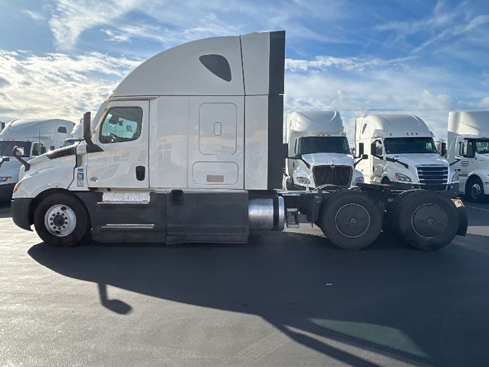 Sleeper Tractor-Heavy Duty Tractors-Freightliner-2023-T12664ST-Fontana-CA-743,064\n\t\tmiles-$ 54,250 - Image 4