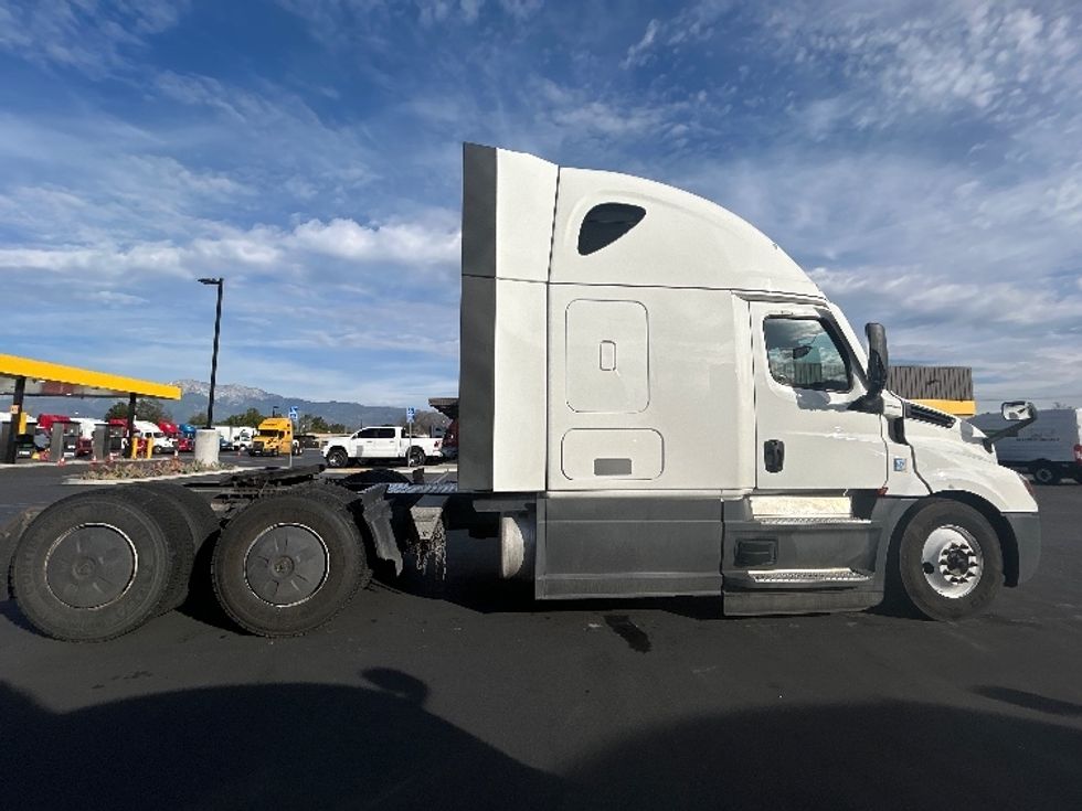 Sleeper Tractor-Heavy Duty Tractors-Freightliner-2023-T12664ST-Fontana-CA-743,064\n\t\tmiles-$ 54,250 - Image 8