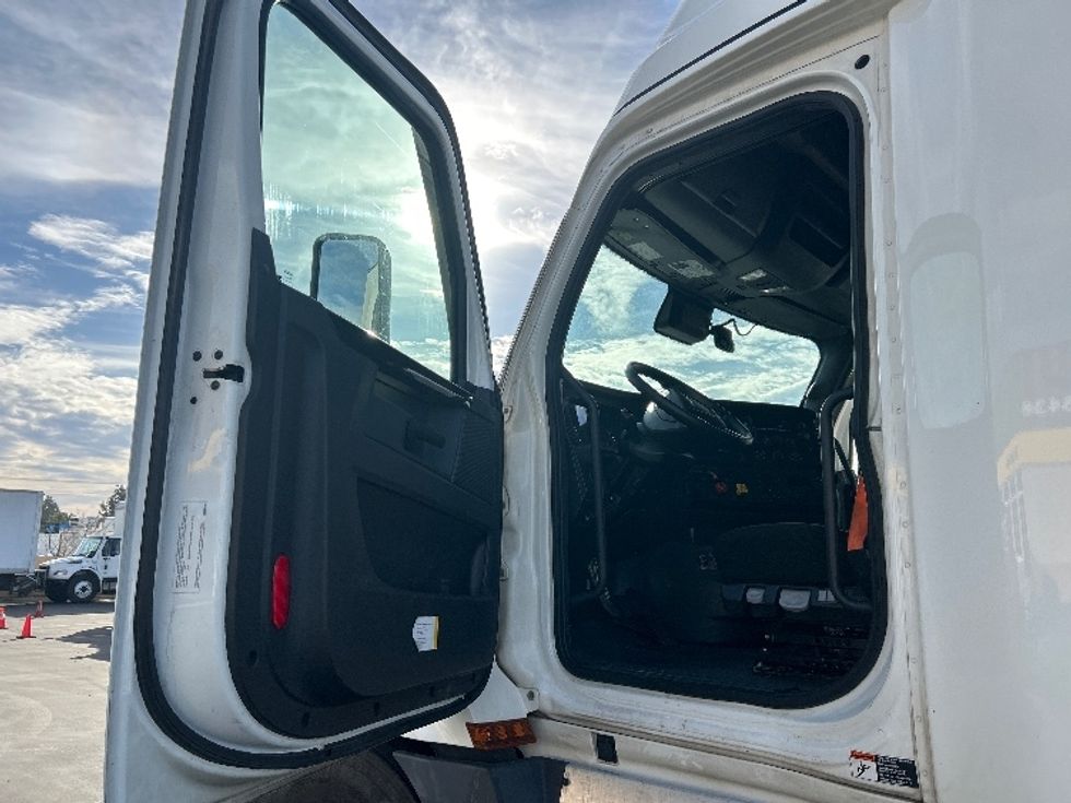 Sleeper Tractor-Heavy Duty Tractors-Freightliner-2023-T12664ST-Fontana-CA-743,064\n\t\tmiles-$ 54,250 - Image 9