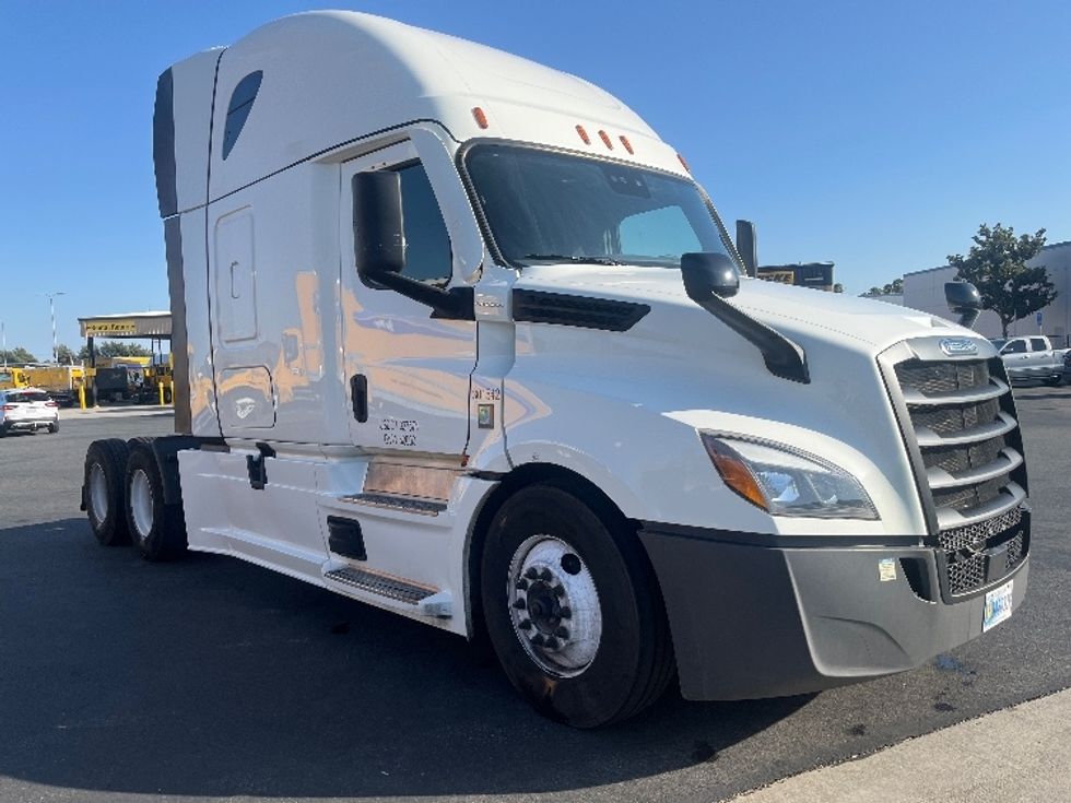 Sleeper Tractor-Heavy Duty Tractors-Freightliner-2023-T12664ST-Fontana-CA-762,285\n\t\tmiles-$ 54,500 - Image 1