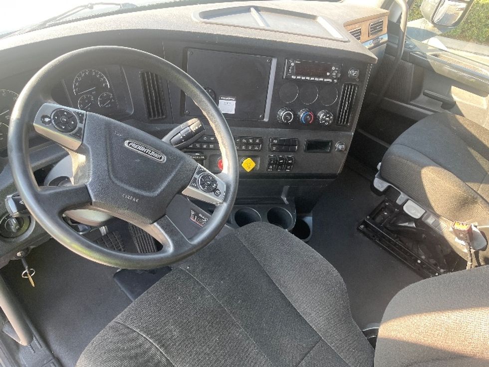 Sleeper Tractor-Heavy Duty Tractors-Freightliner-2023-T12664ST-Fontana-CA-762,285\n\t\tmiles-$ 54,500 - Image 10