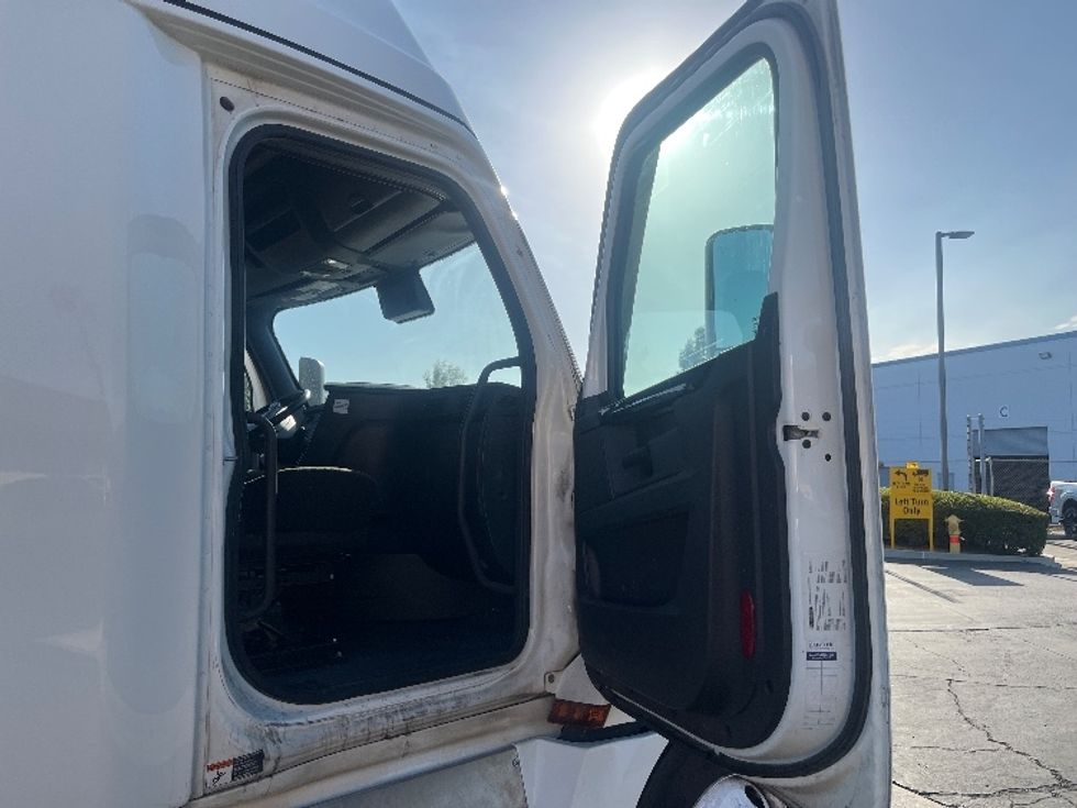 Sleeper Tractor-Heavy Duty Tractors-Freightliner-2023-T12664ST-Fontana-CA-762,285\n\t\tmiles-$ 54,500 - Image 13
