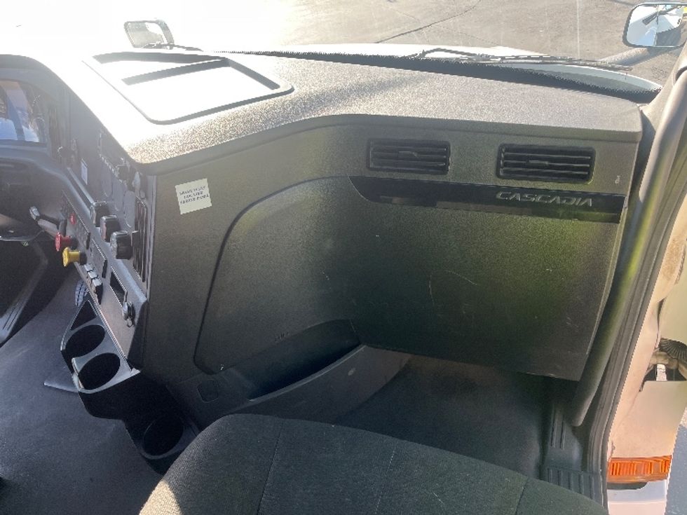 Sleeper Tractor-Heavy Duty Tractors-Freightliner-2023-T12664ST-Fontana-CA-762,285\n\t\tmiles-$ 54,500 - Image 14