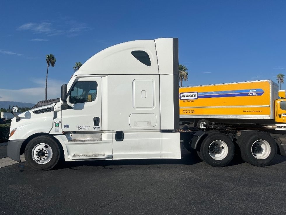Sleeper Tractor-Heavy Duty Tractors-Freightliner-2023-T12664ST-Fontana-CA-762,285\n\t\tmiles-$ 54,500 - Image 4