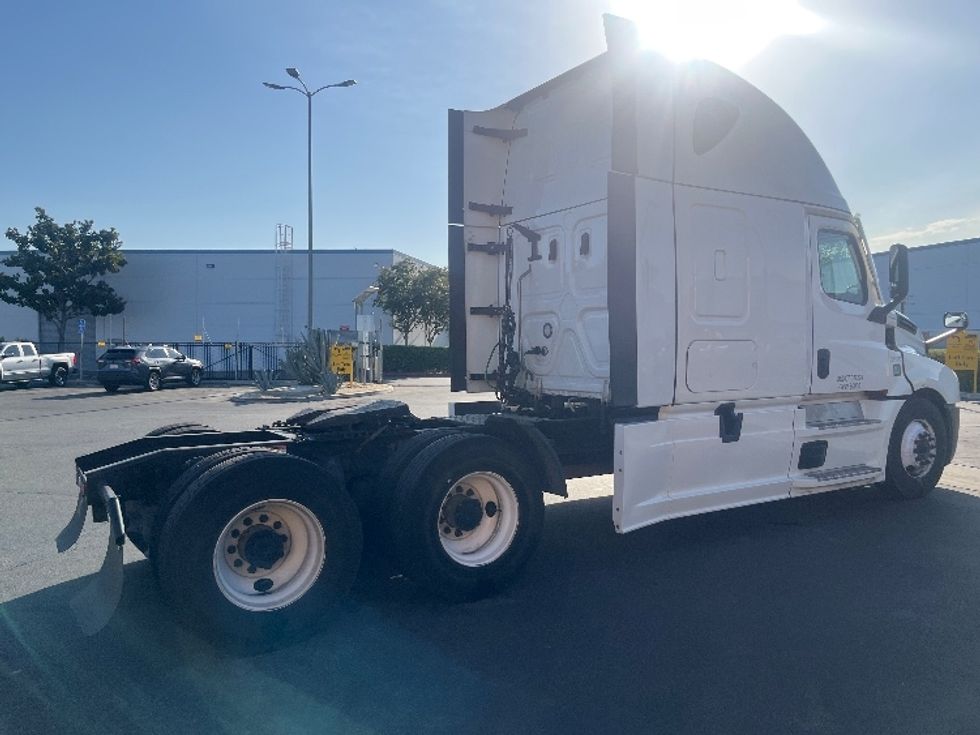 Sleeper Tractor-Heavy Duty Tractors-Freightliner-2023-T12664ST-Fontana-CA-762,285\n\t\tmiles-$ 54,500 - Image 7