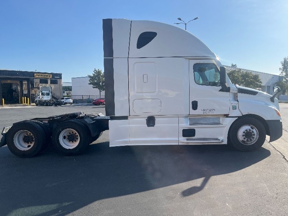 Sleeper Tractor-Heavy Duty Tractors-Freightliner-2023-T12664ST-Fontana-CA-762,285\n\t\tmiles-$ 54,500 - Image 8