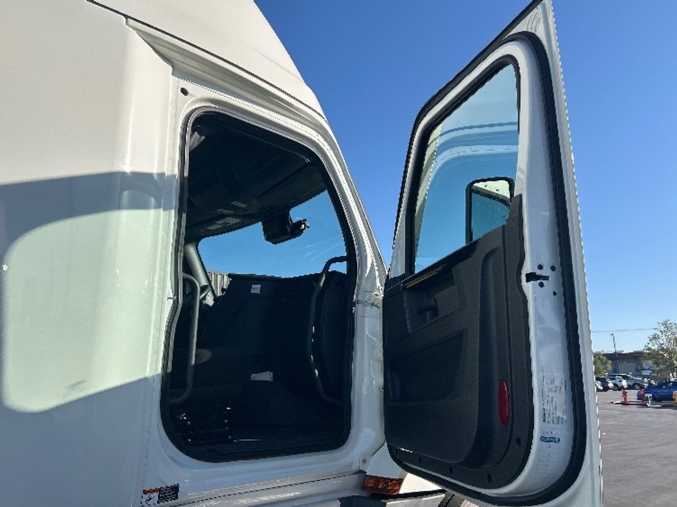 Sleeper Tractor-Heavy Duty Tractors-Freightliner-2023-T12664ST-Fontana-CA-777,256\n\t\tmiles-$ 50,500 - Image 13