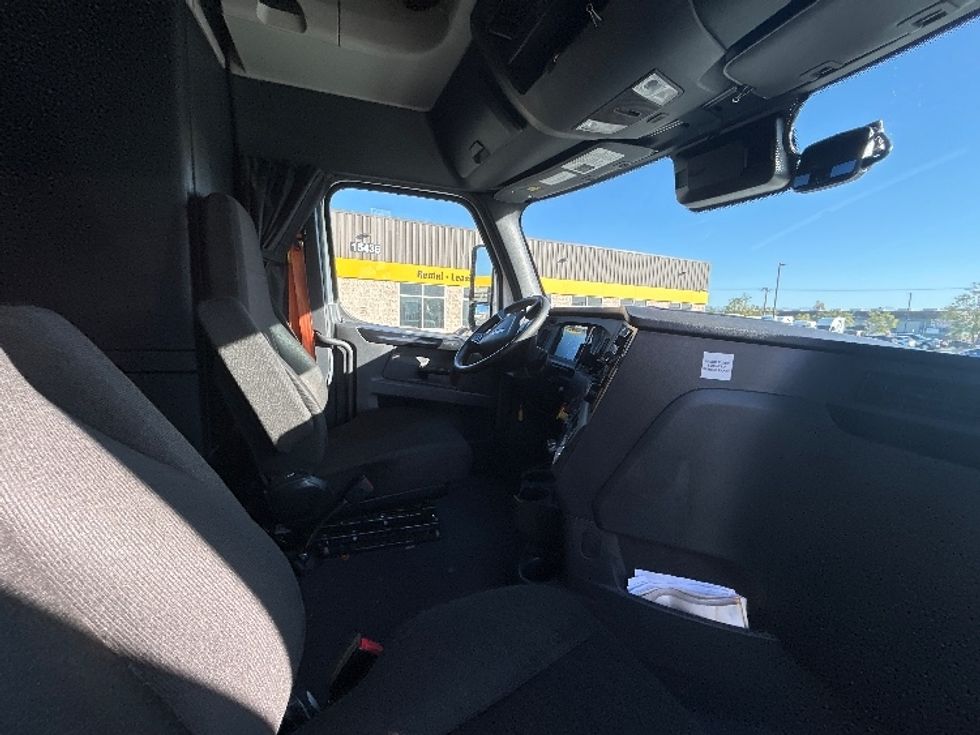 Sleeper Tractor-Heavy Duty Tractors-Freightliner-2023-T12664ST-Fontana-CA-777,256\n\t\tmiles-$ 50,500 - Image 15