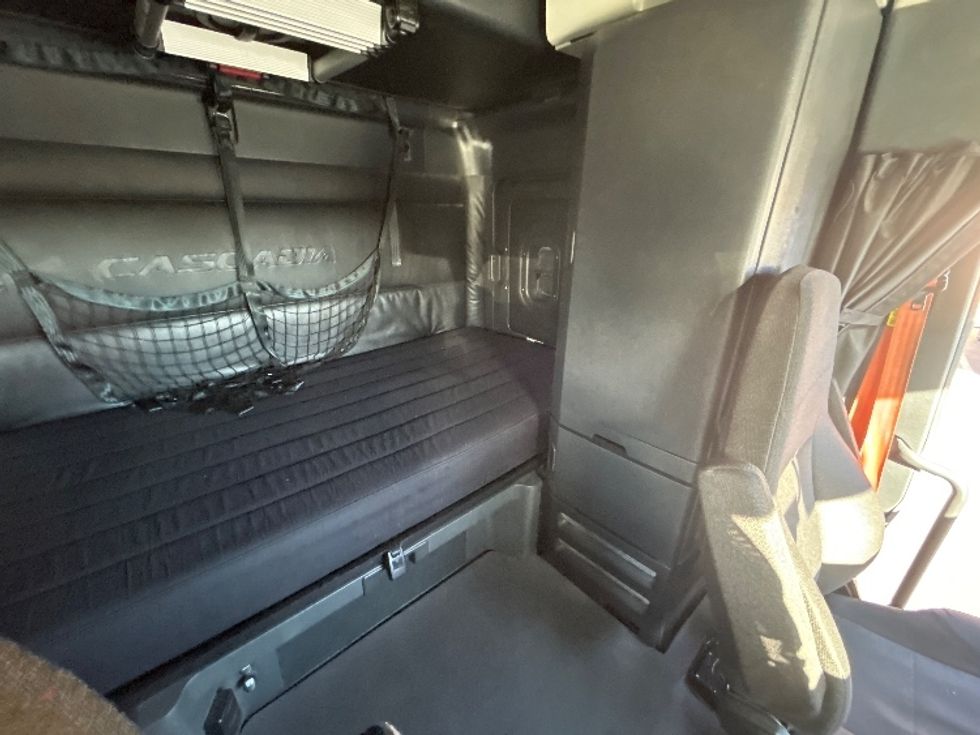 Sleeper Tractor-Heavy Duty Tractors-Freightliner-2023-T12664ST-Fontana-CA-777,256\n\t\tmiles-$ 50,500 - Image 16