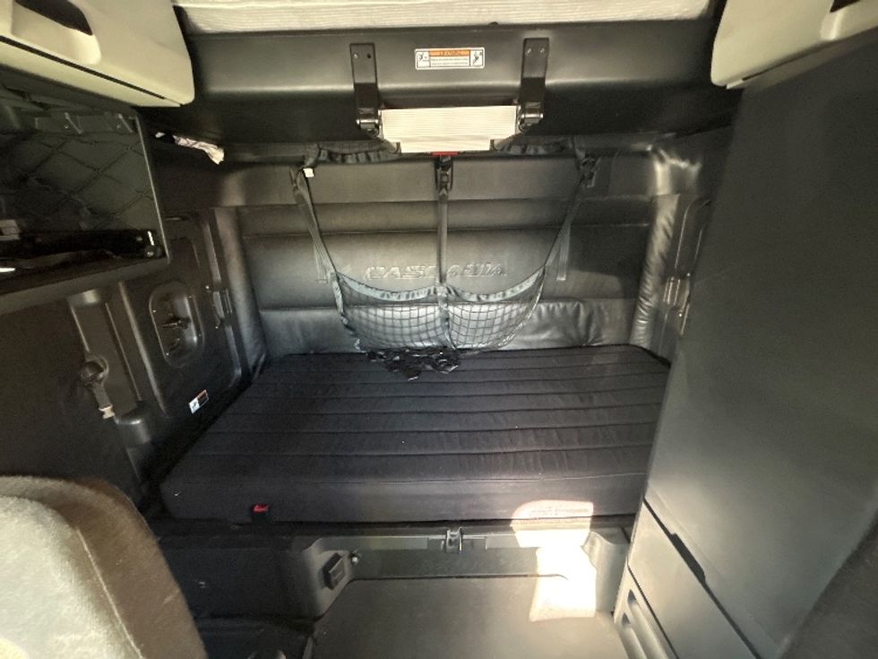 Sleeper Tractor-Heavy Duty Tractors-Freightliner-2023-T12664ST-Fontana-CA-777,256\n\t\tmiles-$ 50,500 - Image 17