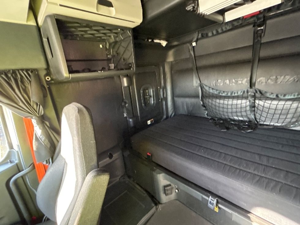 Sleeper Tractor-Heavy Duty Tractors-Freightliner-2023-T12664ST-Fontana-CA-777,256\n\t\tmiles-$ 50,500 - Image 18