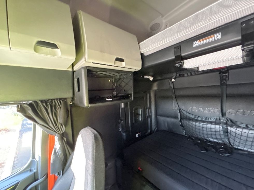 Sleeper Tractor-Heavy Duty Tractors-Freightliner-2023-T12664ST-Fontana-CA-777,256\n\t\tmiles-$ 50,500 - Image 19