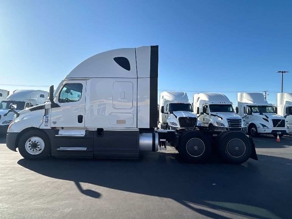 Sleeper Tractor-Heavy Duty Tractors-Freightliner-2023-T12664ST-Fontana-CA-777,256\n\t\tmiles-$ 50,500 - Image 4