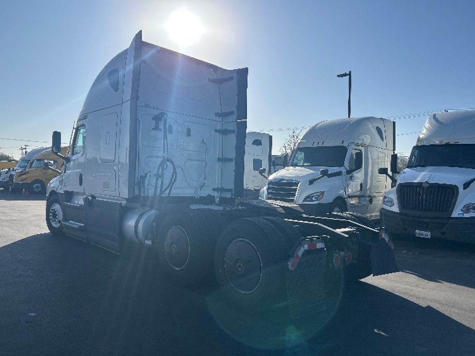 Sleeper Tractor-Heavy Duty Tractors-Freightliner-2023-T12664ST-Fontana-CA-777,256\n\t\tmiles-$ 50,500 - Image 5