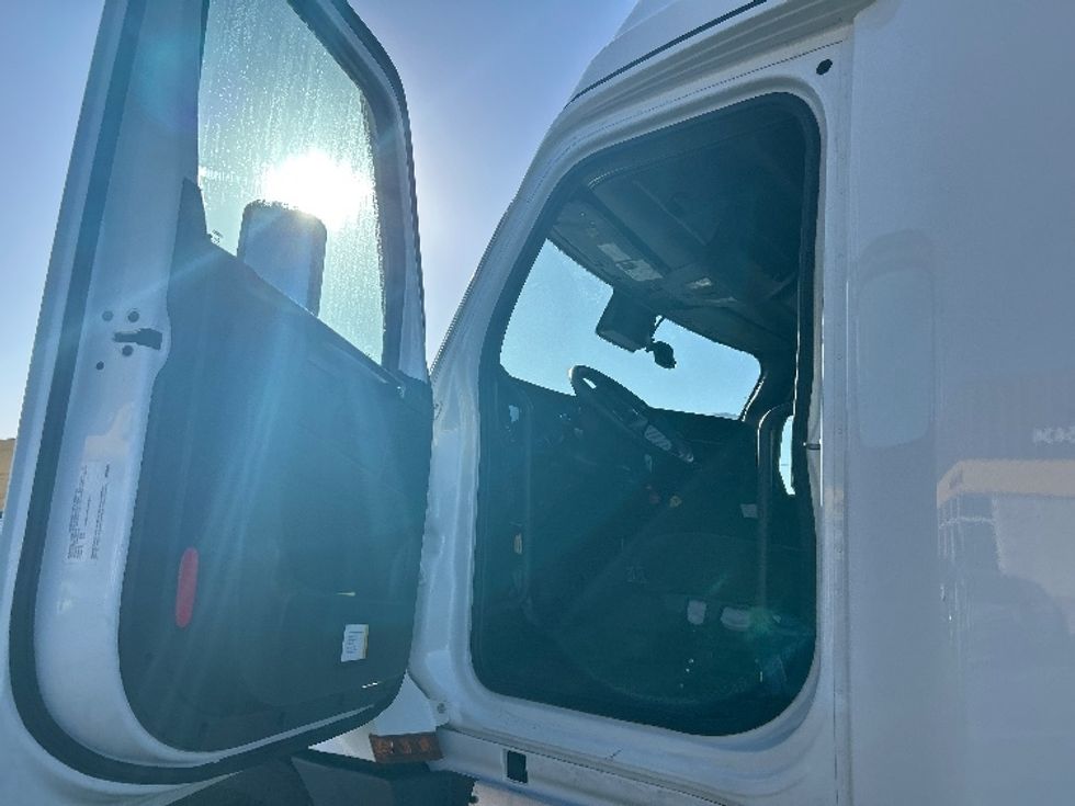 Sleeper Tractor-Heavy Duty Tractors-Freightliner-2023-T12664ST-Fontana-CA-777,256\n\t\tmiles-$ 50,500 - Image 9