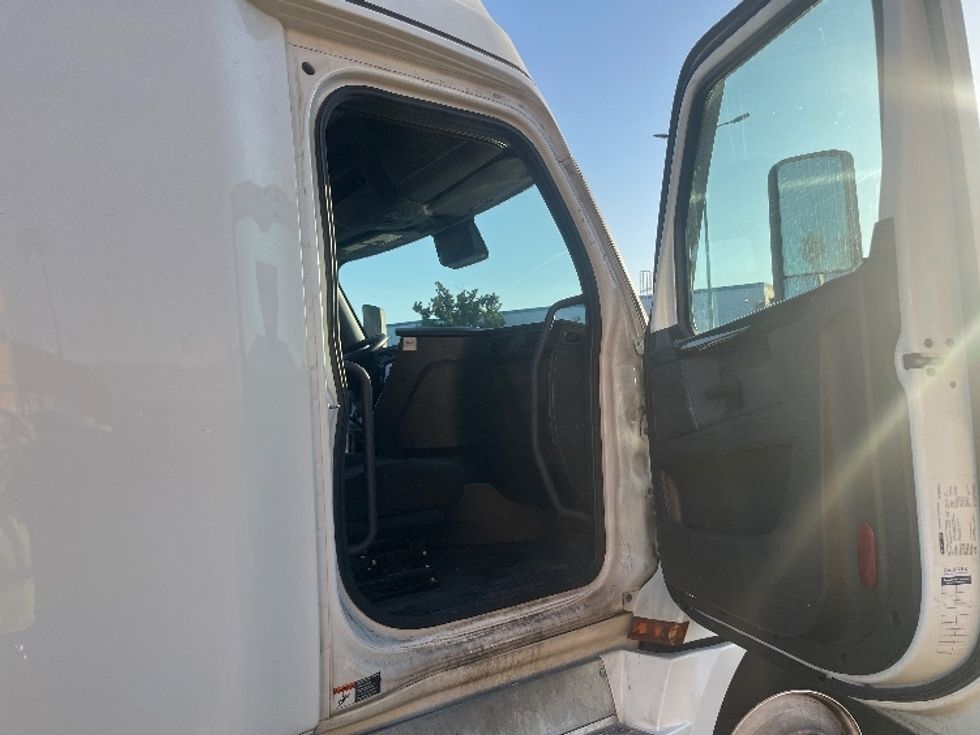 Sleeper Tractor-Heavy Duty Tractors-Freightliner-2023-T12664ST-Fontana-CA-804,540\n\t\tmiles-$ 50,000 - Image 13