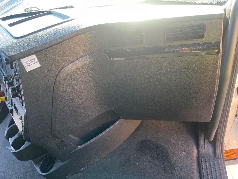 Sleeper Tractor-Heavy Duty Tractors-Freightliner-2023-T12664ST-Fontana-CA-804,540\n\t\tmiles-$ 50,000 - Image 14