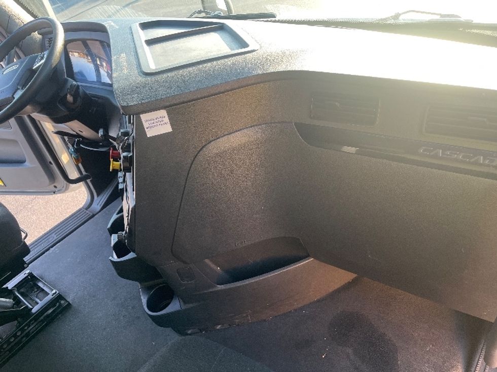Sleeper Tractor-Heavy Duty Tractors-Freightliner-2023-T12664ST-Fontana-CA-804,540\n\t\tmiles-$ 50,000 - Image 15