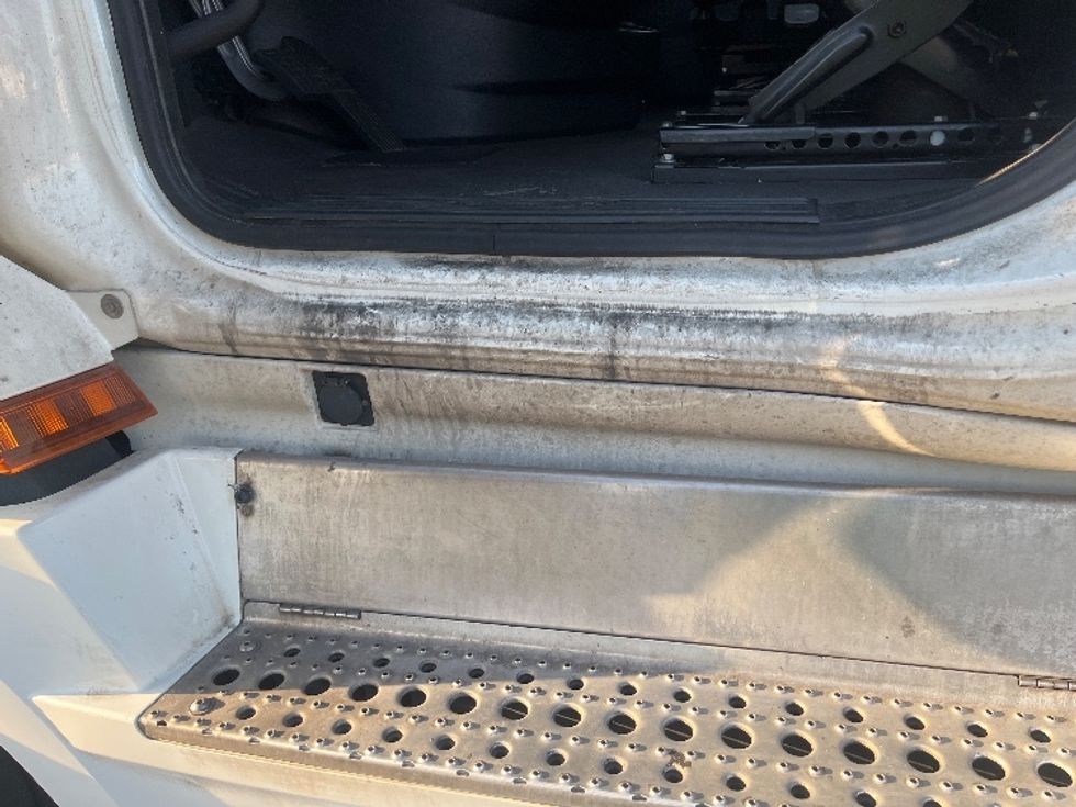 Sleeper Tractor-Heavy Duty Tractors-Freightliner-2023-T12664ST-Fontana-CA-804,540\n\t\tmiles-$ 50,000 - Image 26
