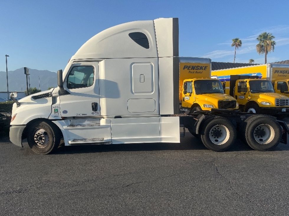 Sleeper Tractor-Heavy Duty Tractors-Freightliner-2023-T12664ST-Fontana-CA-804,540\n\t\tmiles-$ 50,000 - Image 4