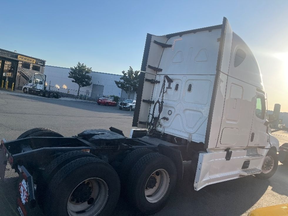 Sleeper Tractor-Heavy Duty Tractors-Freightliner-2023-T12664ST-Fontana-CA-804,540\n\t\tmiles-$ 50,000 - Image 7