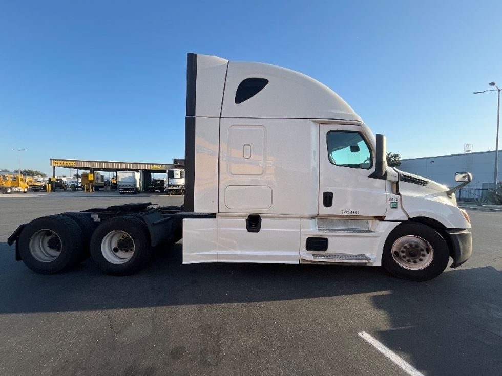 Sleeper Tractor-Heavy Duty Tractors-Freightliner-2023-T12664ST-Fontana-CA-804,540\n\t\tmiles-$ 50,000 - Image 8