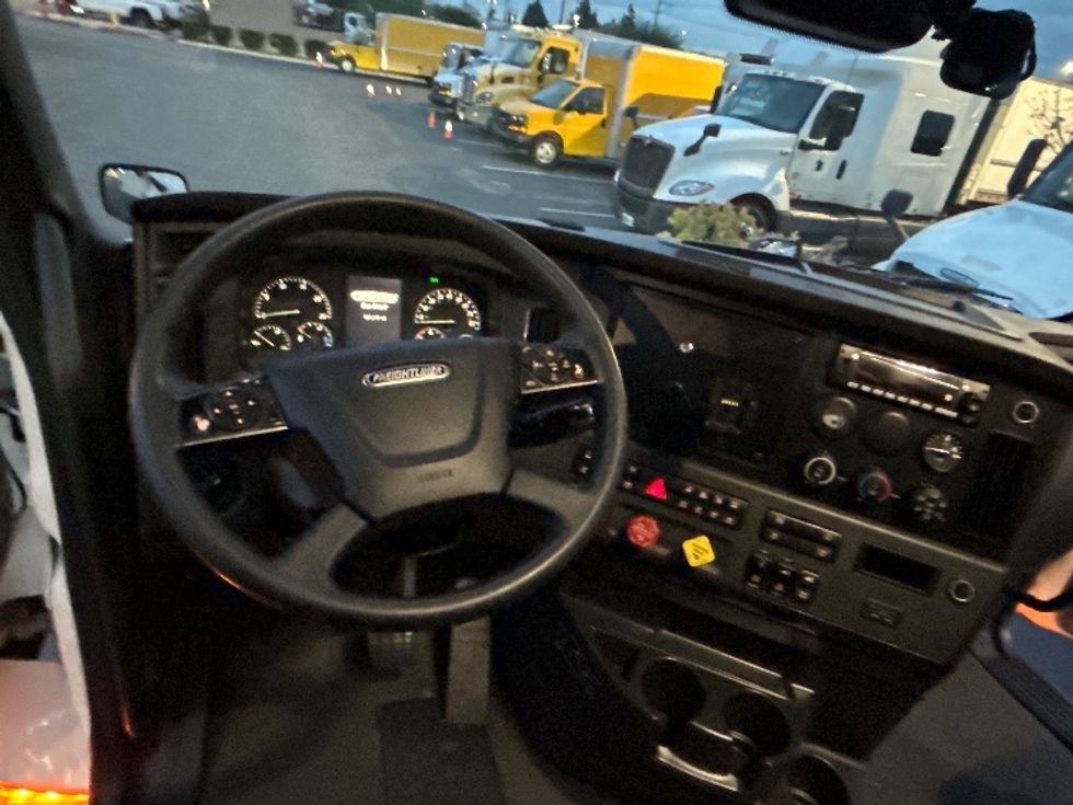 Sleeper Tractor-Heavy Duty Tractors-Freightliner-2023-T12664ST-Fontana-CA-829,149\n\t\tmiles-$ 44,750 - Image 11