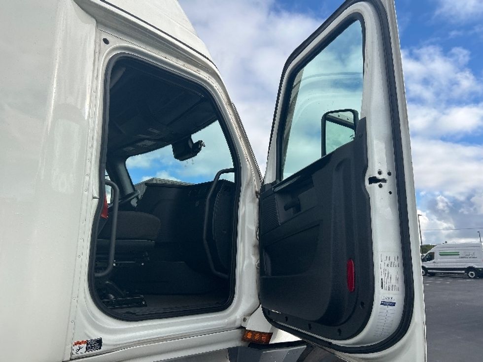 Sleeper Tractor-Heavy Duty Tractors-Freightliner-2023-T12664ST-Fontana-CA-829,149\n\t\tmiles-$ 44,750 - Image 13