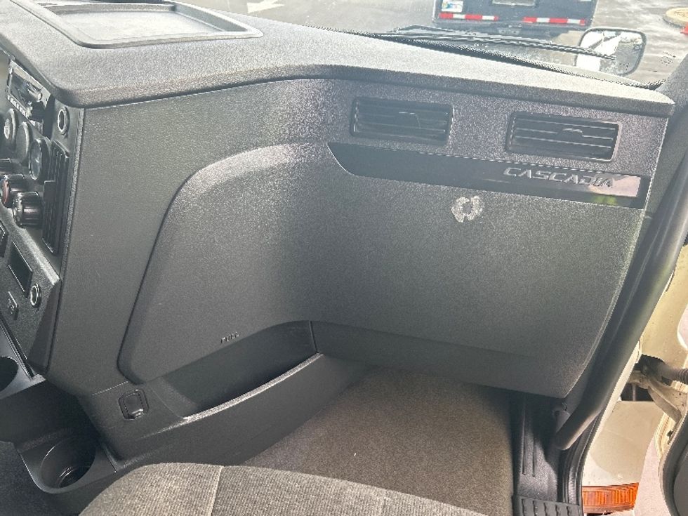 Sleeper Tractor-Heavy Duty Tractors-Freightliner-2023-T12664ST-Fontana-CA-829,149\n\t\tmiles-$ 44,750 - Image 14