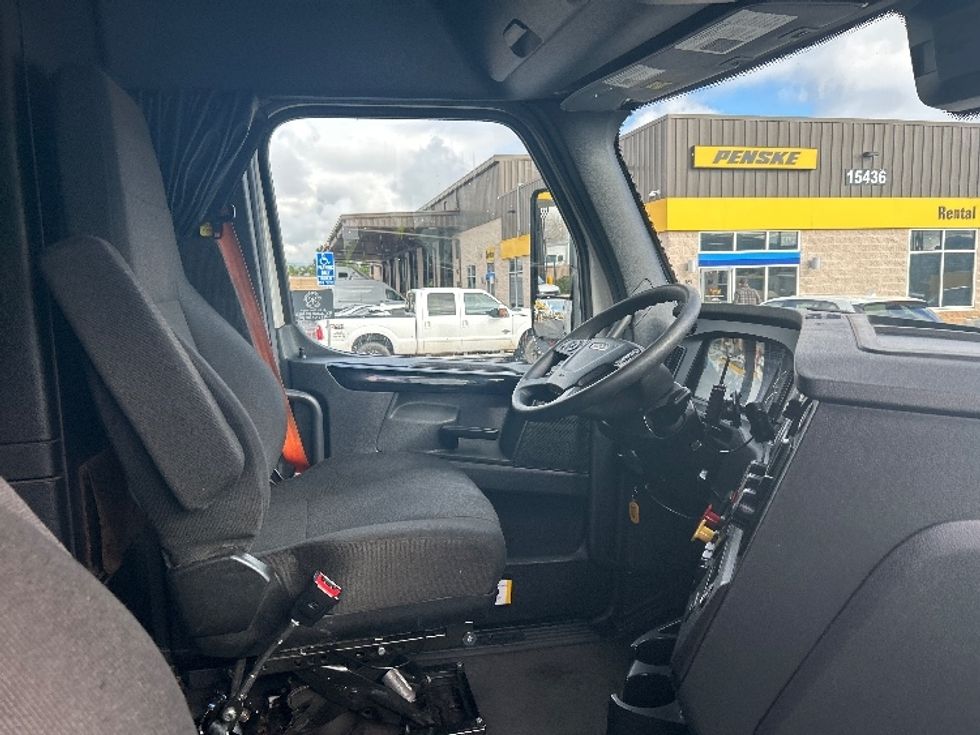 Sleeper Tractor-Heavy Duty Tractors-Freightliner-2023-T12664ST-Fontana-CA-829,149\n\t\tmiles-$ 44,750 - Image 15