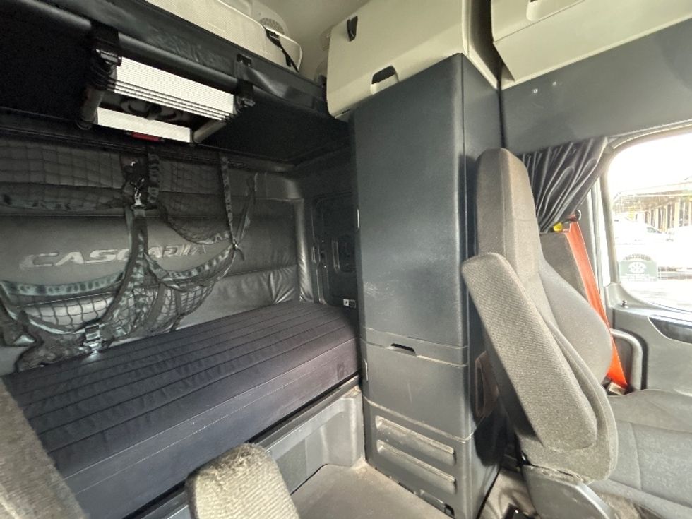 Sleeper Tractor-Heavy Duty Tractors-Freightliner-2023-T12664ST-Fontana-CA-829,149\n\t\tmiles-$ 44,750 - Image 16