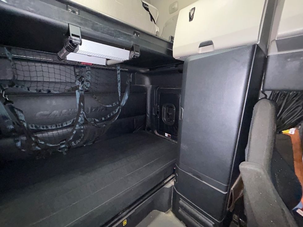 Sleeper Tractor-Heavy Duty Tractors-Freightliner-2023-T12664ST-Fontana-CA-829,149\n\t\tmiles-$ 44,750 - Image 19