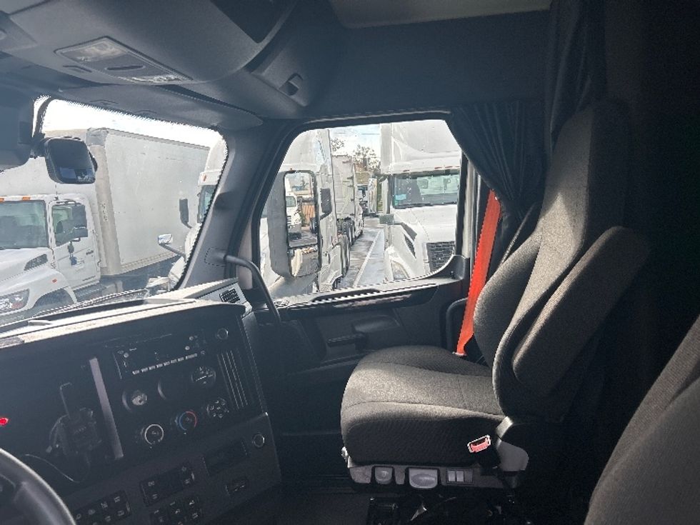 Sleeper Tractor-Heavy Duty Tractors-Freightliner-2023-T12664ST-Fontana-CA-829,149\n\t\tmiles-$ 44,750 - Image 22