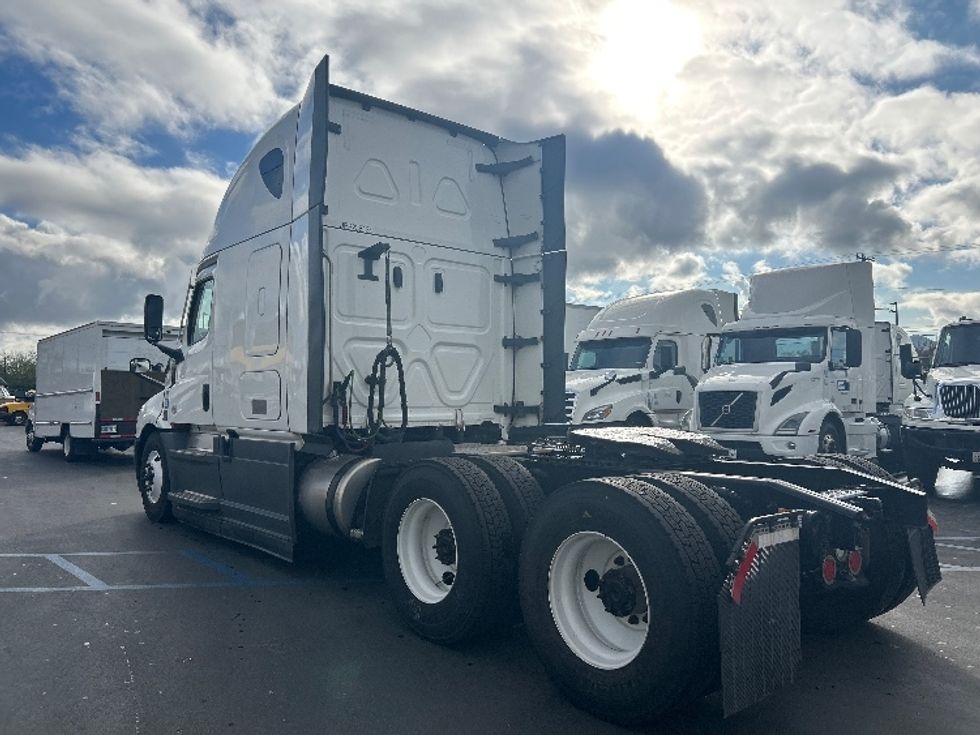 Sleeper Tractor-Heavy Duty Tractors-Freightliner-2023-T12664ST-Fontana-CA-829,149\n\t\tmiles-$ 44,750 - Image 5