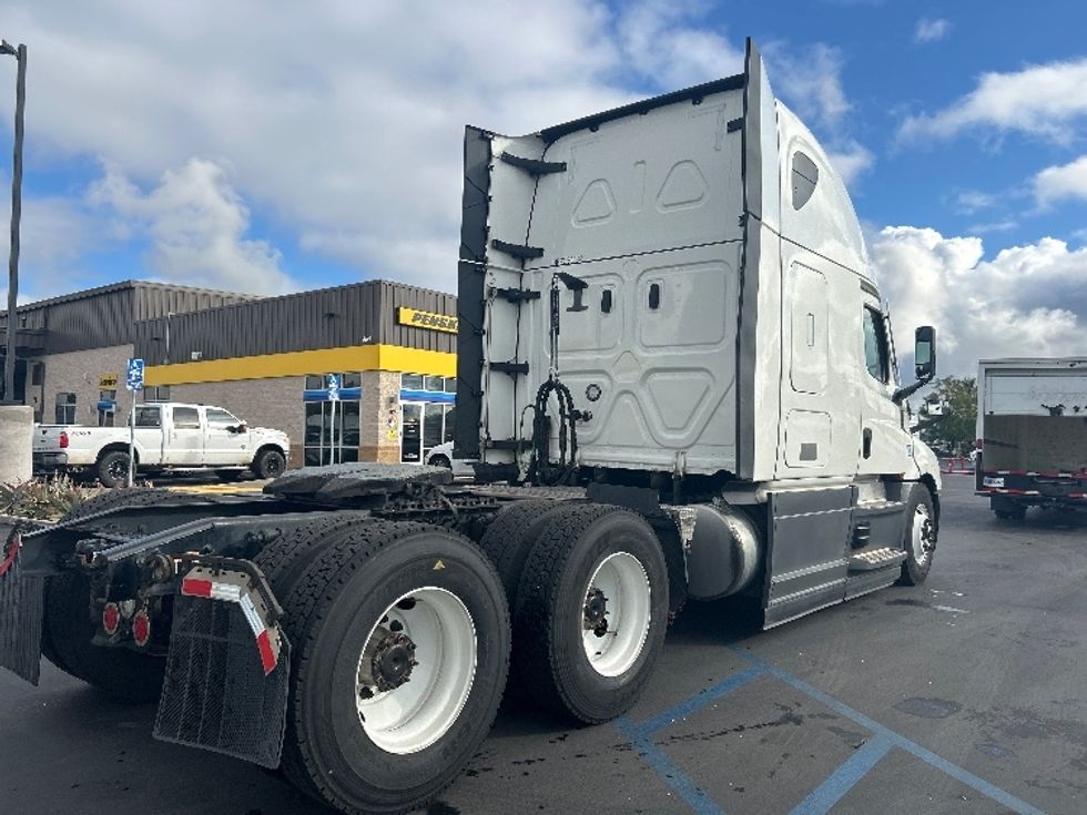 Sleeper Tractor-Heavy Duty Tractors-Freightliner-2023-T12664ST-Fontana-CA-829,149\n\t\tmiles-$ 44,750 - Image 7