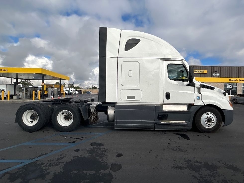 Sleeper Tractor-Heavy Duty Tractors-Freightliner-2023-T12664ST-Fontana-CA-829,149\n\t\tmiles-$ 44,750 - Image 8
