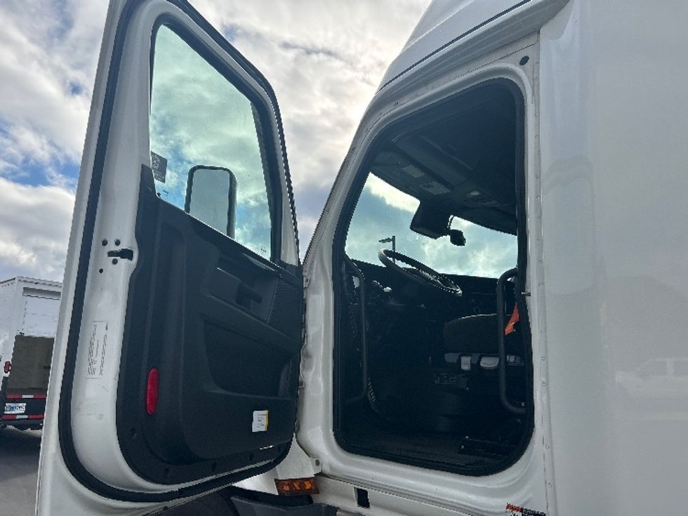 Sleeper Tractor-Heavy Duty Tractors-Freightliner-2023-T12664ST-Fontana-CA-829,149\n\t\tmiles-$ 44,750 - Image 9