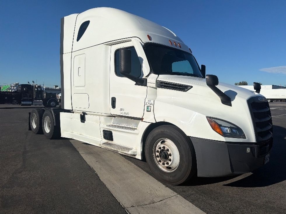 Sleeper Tractor-Heavy Duty Tractors-Freightliner-2023-T12664ST-Fontana-CA-869,891\n\t\tmiles-$ 47,750 - Image 1