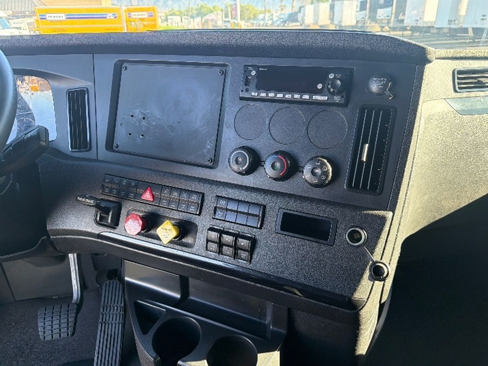 Sleeper Tractor-Heavy Duty Tractors-Freightliner-2023-T12664ST-Fontana-CA-869,891\n\t\tmiles-$ 47,750 - Image 12