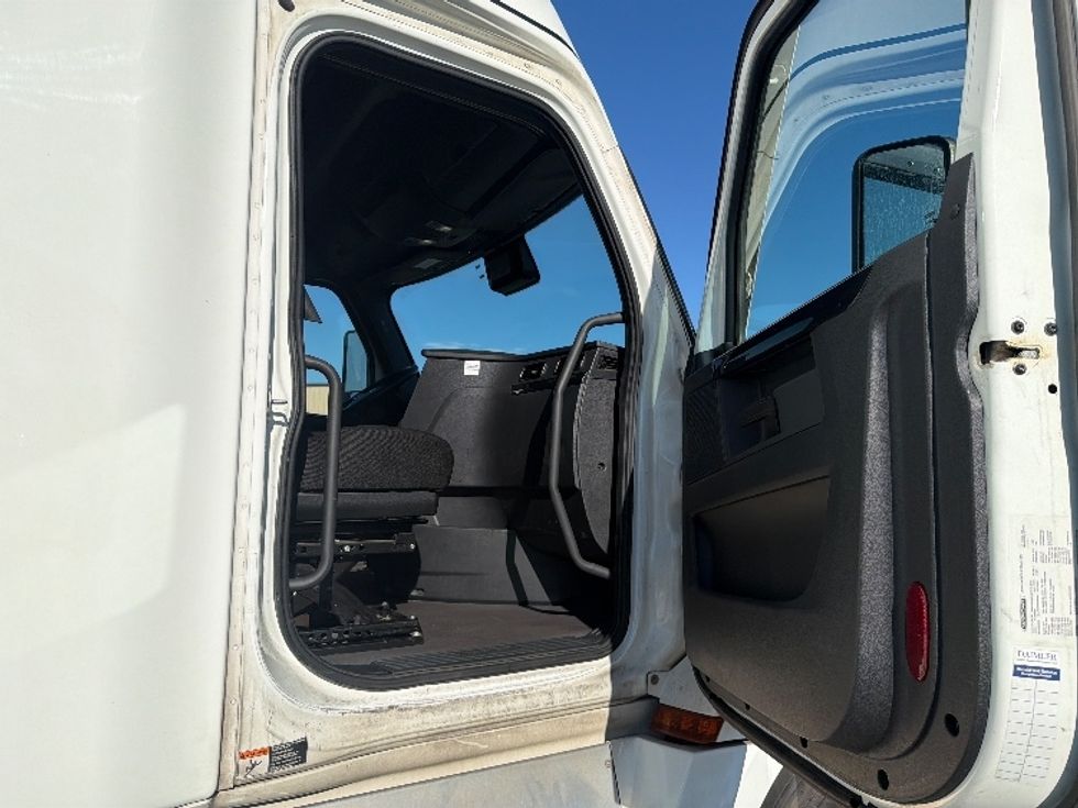 Sleeper Tractor-Heavy Duty Tractors-Freightliner-2023-T12664ST-Fontana-CA-869,891\n\t\tmiles-$ 47,750 - Image 13