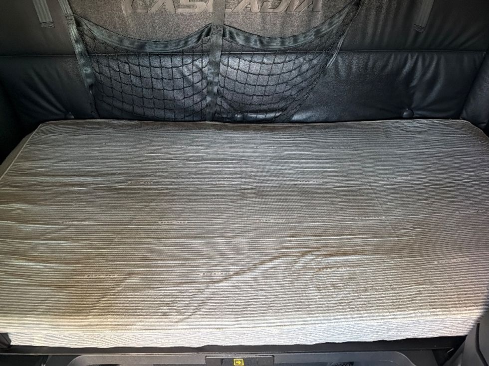 Sleeper Tractor-Heavy Duty Tractors-Freightliner-2023-T12664ST-Fontana-CA-869,891\n\t\tmiles-$ 47,750 - Image 17