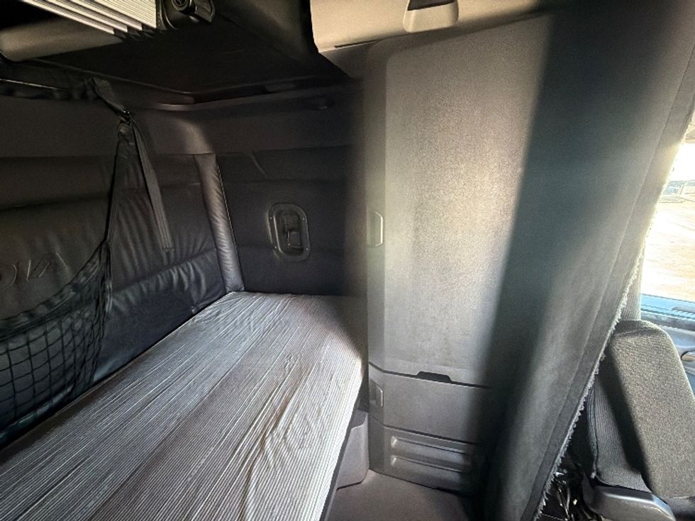 Sleeper Tractor-Heavy Duty Tractors-Freightliner-2023-T12664ST-Fontana-CA-869,891\n\t\tmiles-$ 47,750 - Image 18