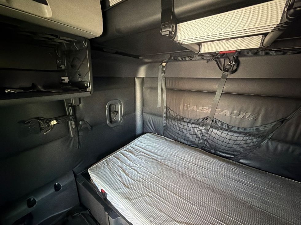 Sleeper Tractor-Heavy Duty Tractors-Freightliner-2023-T12664ST-Fontana-CA-869,891\n\t\tmiles-$ 47,750 - Image 19