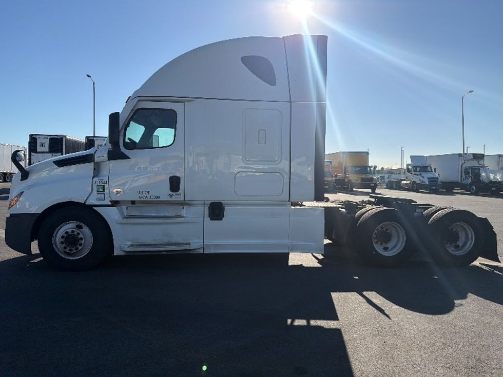Sleeper Tractor-Heavy Duty Tractors-Freightliner-2023-T12664ST-Fontana-CA-869,891\n\t\tmiles-$ 47,750 - Image 4