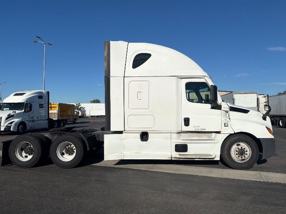 Sleeper Tractor-Heavy Duty Tractors-Freightliner-2023-T12664ST-Fontana-CA-869,891\n\t\tmiles-$ 47,750 - Image 8