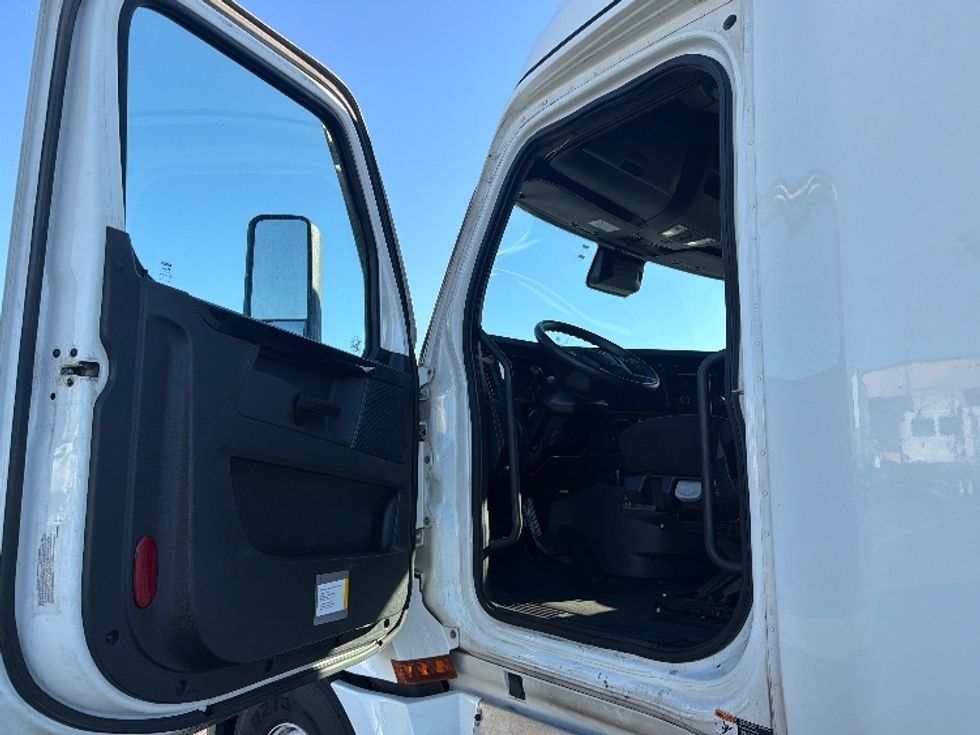 Sleeper Tractor-Heavy Duty Tractors-Freightliner-2023-T12664ST-Fontana-CA-869,891\n\t\tmiles-$ 47,750 - Image 9