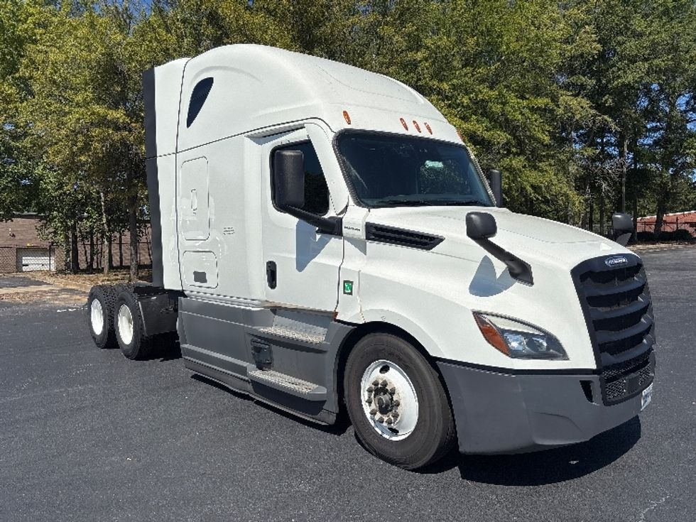 Sleeper Tractor-Heavy Duty Tractors-Freightliner-2023-T12664ST-Forest Park-GA-687,407\n\t\tmiles-$ 61,500 - Image 1