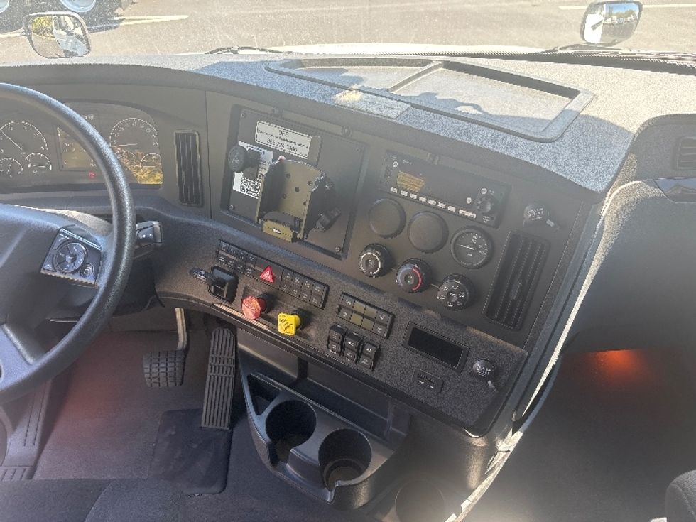 Sleeper Tractor-Heavy Duty Tractors-Freightliner-2023-T12664ST-Forest Park-GA-687,407\n\t\tmiles-$ 61,500 - Image 12
