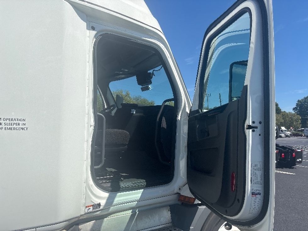 Sleeper Tractor-Heavy Duty Tractors-Freightliner-2023-T12664ST-Forest Park-GA-687,407\n\t\tmiles-$ 61,500 - Image 13